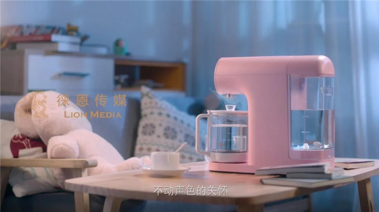 家樂事P40凈飲機(jī)直接過濾自來水變?yōu)榧儍羲⒓訜? /> 
	</center>
	<p>
		此次接入華為HiLink智慧生活生態(tài)圈的家樂事樂喝凈飲機(jī)是一款全新開發(fā)的凈飲一體機(jī)，本著“鮮水煮出好生活”的開發(fā)設(shè)計(jì)理念，用超前的用戶場景思維著力于解決獨(dú)居老人、單身情侶、職場新人、中年婦女、職業(yè)女性等，圍繞廚房、臥室、客廳、書房、辦公室等應(yīng)用場景，用凈、飲、燉、煮、煲等實(shí)用性功能來呈現(xiàn)產(chǎn)品價(jià)值，外加無縫嵌入華為生態(tài)系統(tǒng)，實(shí)現(xiàn)智慧生活互聯(lián)互通，產(chǎn)品一經(jīng)上市，深受消費(fèi)者信賴。
	</p>
	<center>
		<img src=