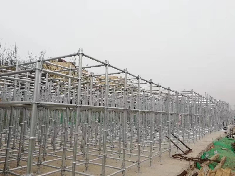 搭建腳手架橫向掃地桿與縱向掃地桿時(shí)，怎么設(shè)置好？ (圖1)